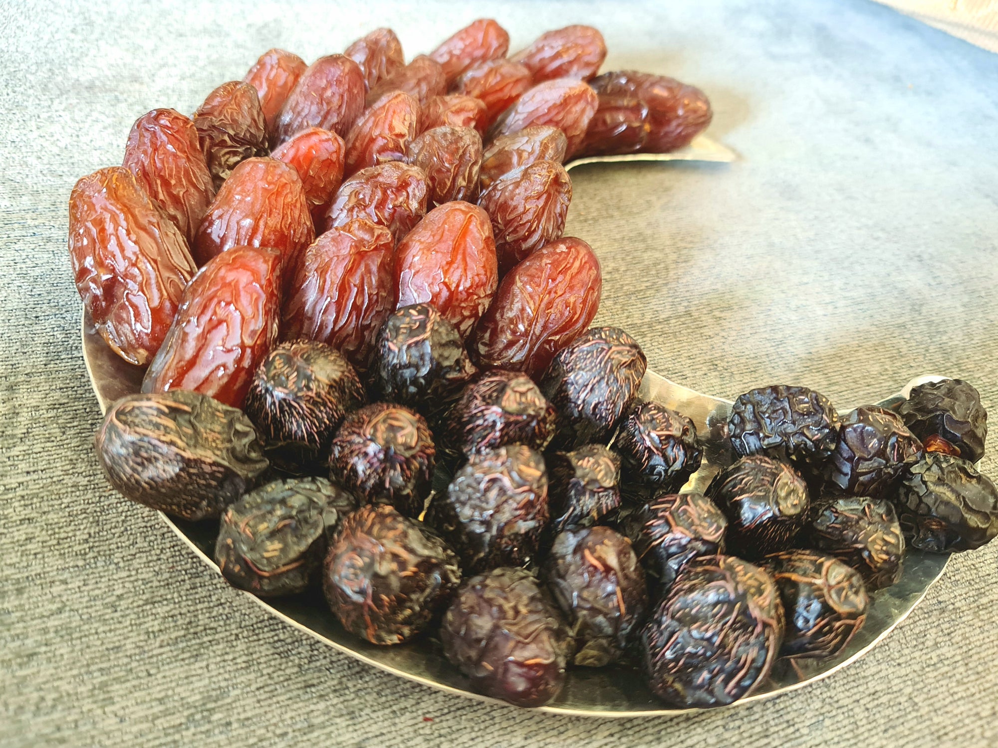 Dates : Ajwa  &  Medjoul