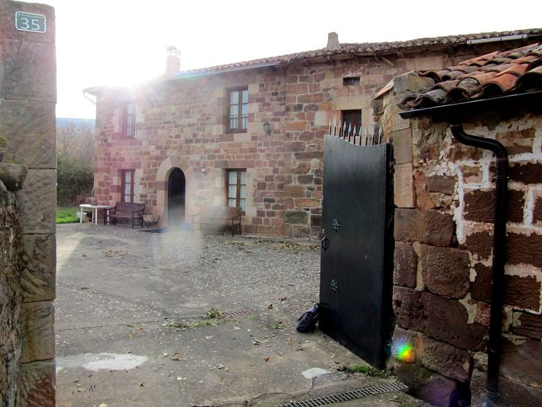 Stone house in Valderredible